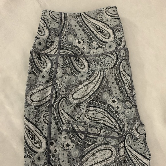 Vera Bradley Citrus Paisley Gray Leggings - Picture 4 of 9